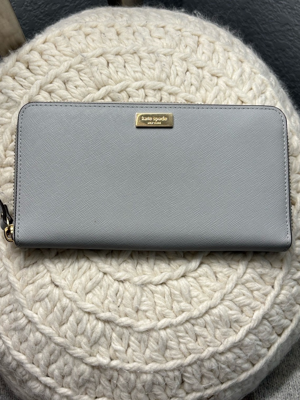 ♠️KATE SPADE EUC Saffiano Leather Continental zip around Wallet light gray